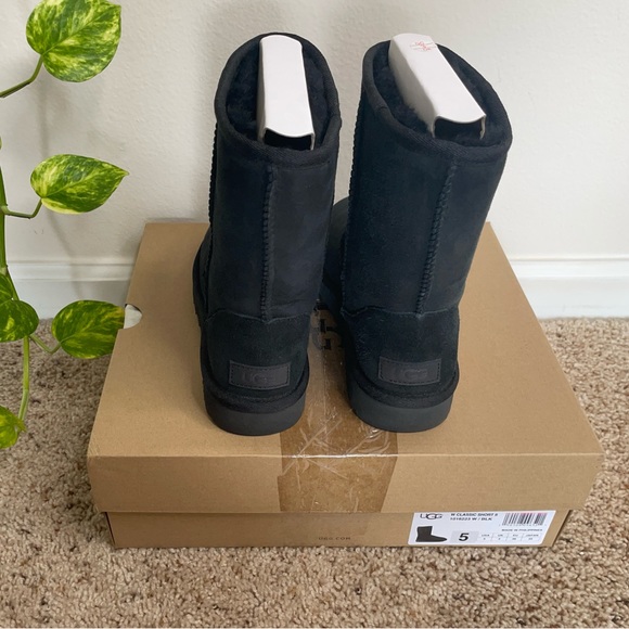 🥾 UGG Classic Short II - Picture 2 of 6